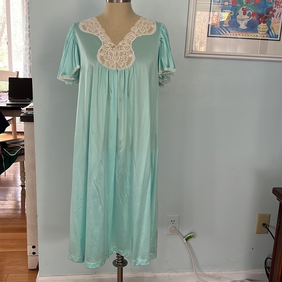 Vanity Fair Nightgown with Lacey VINTAGE V Neck Short Sleeve - Picture 2 of 8